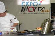 Los mejores alrededor del mundo y Chef Homero Mi�o en la Expo AHOTEC usan cuchillos GLOBAL y accesorios de cocina Distribuidos por Ideas Etcetera Ecuador.  