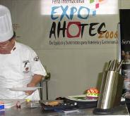 Los mejores alrededor del mundo y Chef Homero Mio en la Expo AHOTEC usan cuchillos GLOBAL y accesorios de cocina Distribuidos por Ideas Etcetera Ecuador.  
